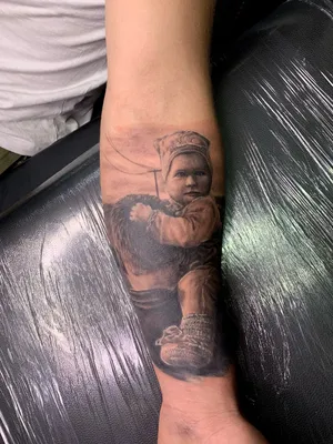 Джерард Батлер с нарисованными татуировками