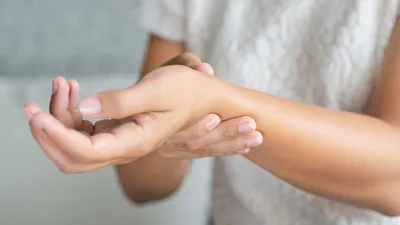 Растяжение запястья руки у взрослых: симптомы, причины, лечение,  профилактика в домашних условиях