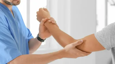 Страдания женщины с болью и симптомом бери-бери ладоней и пальцем на руках.  Стоковое Фото - изображение насчитывающей воспаление, нервы: 184370744