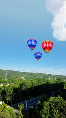 Воздушные шары в небе В голубом небе летают воздушные шарики Стоковое Фото  - изображение насчитывающей облака, пасмурно: 160746232
