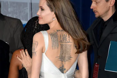 Анджелина Джоли сделала новое тату. В честь Брэда Питта? | Ближе к звездам  | Европа Плюс