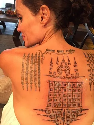 Тату Анджелины Джоли: какие татуировки носит актриса, значение красивых  изображений и надписей - ЗНАЙ ЮА
