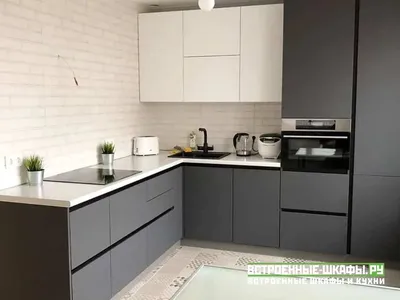 Угловая кухня на заказ с колонной и встроенным холодильником - Пример  работы №204