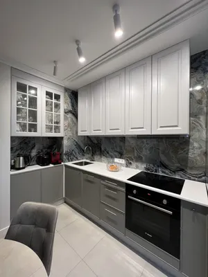 Купить угловую кухню под Дерево верх - Серый низ с окном | 40 примеров цен  кухни в Москве