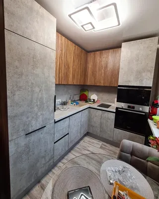 Встроенная угловая кухня в стиле лофт с высокими шкафами