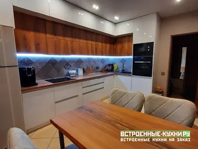 Купить угловую кухню с встроенной быттехникой и двухъярусными шкафчиками на  заказ в Красноярске недорого