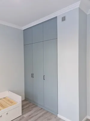 Встроенный серый шкаф в стиле неоклассика для детской, Екатеринбург
