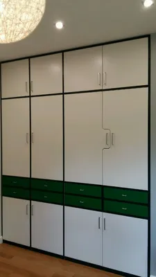 Белый шкаф в нише детской комнаты по индивидуальным размерам