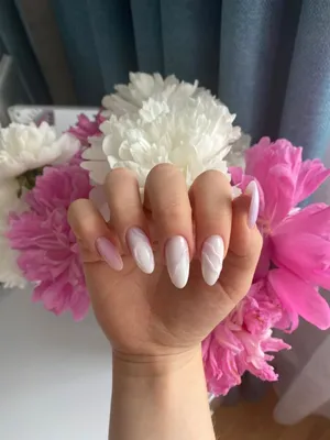 На такие арочные и «выпуклые» ногти - главное не сделать лепешки в виде  горы материала Как правило - на арочных ногтях всегда держишься… | Instagram