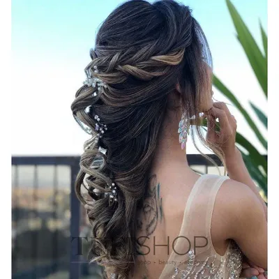 Прически на выпускной 2024: тренды и лучшие идеи | Chic hairstyles, Long  hair styles, Bridal hair updo