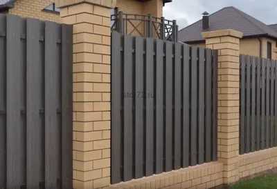 Горизонтальный забор из ДПК и откатные ворота | ЛАТИТУДО