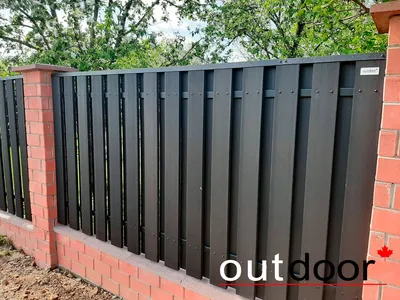 Забор из доски ДПК на кирпичных столбах | Проекты компании GardenParkett