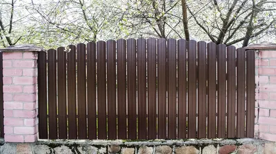 Забор из металлического штакетника (евроштакетника) – в Ярославле | Купить  заборы из металлоштакетника | Новый забор