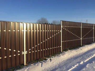 Забор из металлического штакетника на столбах из кирпича купить в  Приозерске по низким ценам