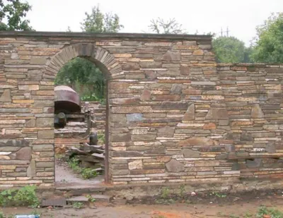 Заборы из камня, облицовка столбов и блоков диким рваным дагестанским камнем