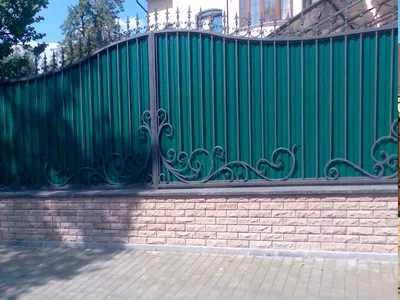 Забор из профнастила с ковкой зеленого цвета купить в Москве, цена от 1200  руб. | Стройзабор