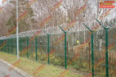 защитный забор с колючей проволокой Стоковое Изображение - изображение  насчитывающей природа, тюрьма: 160584915