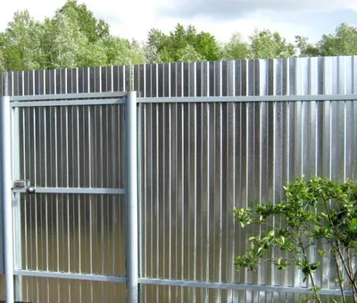 Забор из листов профнастила с выделенными металлическими столбами под ключ  в Москве по цене 1 678 руб. п/м