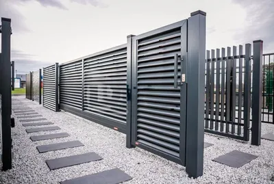 Забор-жалюзи с декоративными столбами на сборном бетонном фундаменте ⋆  stepmash.by