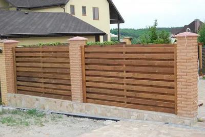 Деревянный забор с воротами и калиткой