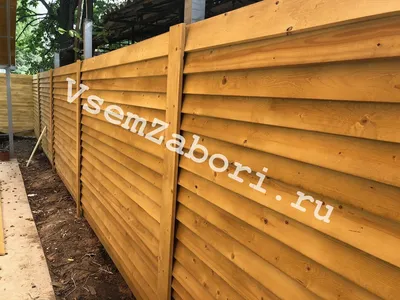 Деревянный забор из штакетника на ленточном фундаменте купить по цене 5750  руб. в Москве от производителя