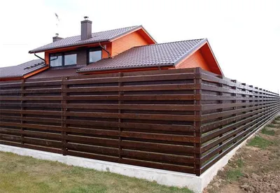Забор своими руками из дерева для частного дома и палисадника: дешево и  красиво, фото