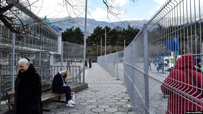 Купить кирпичный забор со столбами в Крыму под ключ | Кладка забора из  кирпича с колоннами - цена