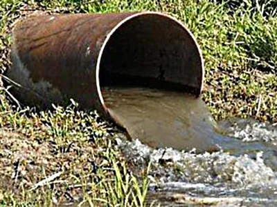 Загрязнение воды- пластиковые загрязнение в пруду Редакционное Стоковое  Фото - изображение насчитывающей поток, завод: 199934233
