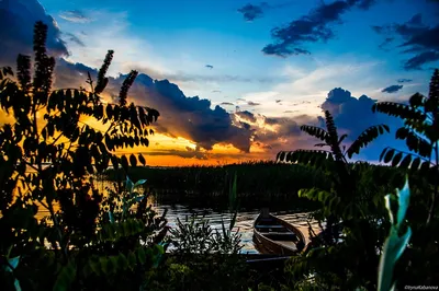 Красивый закат на озере стоковое фото. изображение насчитывающей вечер -  185633126