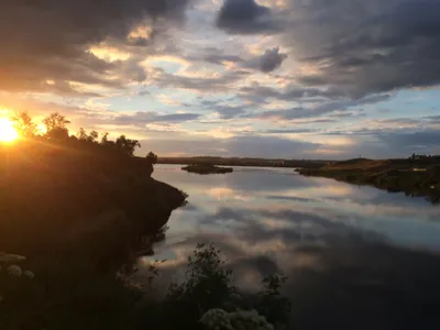 закат на реке летом вечером. отражение неба в воде Стоковое Фото -  изображение насчитывающей луч, лучи: 227741866