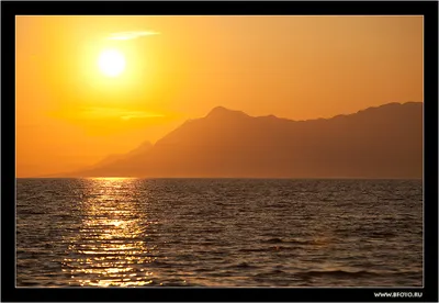Таиланд. Закат солнца над океаном. Отдыхающие на берегу