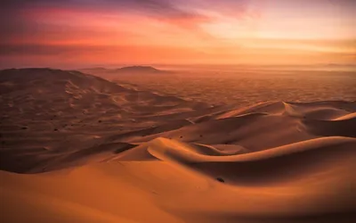 Закат в пустыне на фоне гор | Премиум Фото