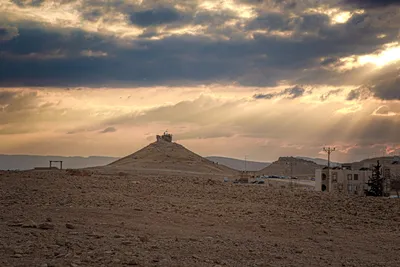 Закат в пустыне с облачным небом | Премиум Фото
