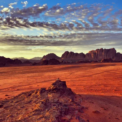 Закат в пустыне стоковое изображение. изображение насчитывающей популярно -  182935921