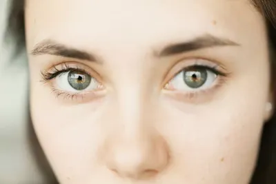 Женский портрет женщины глаз с фиолетовой тканью освещал ее лицо Стоковое  Изображение - изображение насчитывающей гипнотическо, вера: 180250305