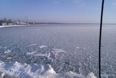 черное море замёрзло круговым льдом, закатанным волнами, бросается на берег  и замерзает Стоковое Изображение - изображение насчитывающей море, остро:  279137707