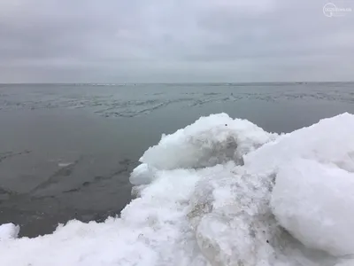 Показываем эпичные кадры замерзшего Азовского моря возле Должанской косы -  15 февраля 2023 - 93.ру