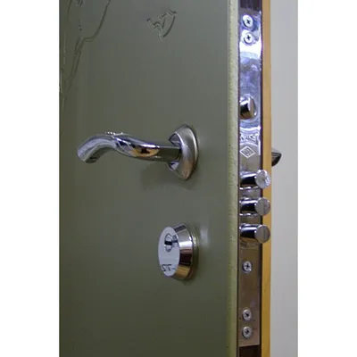 Как разобрать замок входной металлической двери?