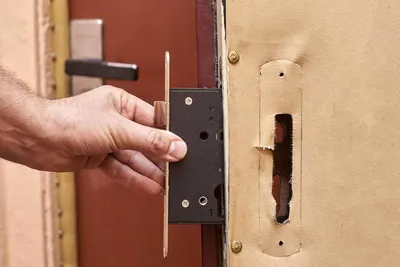 Самостоятельная замена замка на входной металлической двери: пошаговая  инструкция с фото