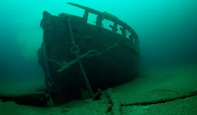 затонувший грузовой корабль, торчащий из воды в черном море. Стоковое Фото  - изображение насчитывающей крым, побежал: 219846250