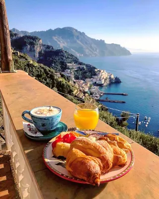 Легкий завтрак на берегу моря подарить хорошее настроение и зарядит  позитивом на весь день. | Table decorations, Breakfast, Tableware