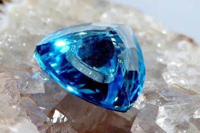 Topaz Gemstone зеленый круглый Иллюстрация штока - иллюстрации  насчитывающей зарево, перевод: 10141714