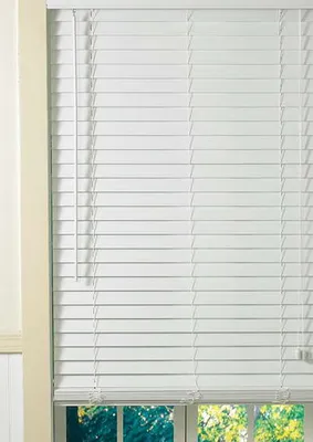 Горизонтальные деревянные жалюзи Coulisse 50 мм чистое дерево белые на окно  любого размера купить в интернет-магазине Blinds.ru. Оплата онлайн картой,  Apple Pay, Сбербанк и др. С доставкой на дом