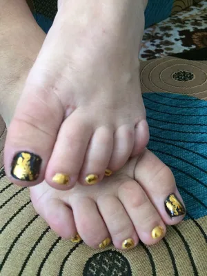 Чистый педикюр 🔥🔥🔥 Цвет - просто нереально красивый неон yellow от  @moodnail.pro | Instagram