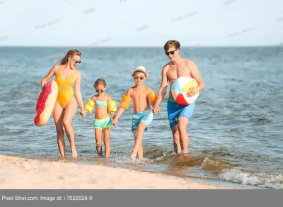 Счастливая семья на берегу моря на курорте :: Стоковая фотография ::  Pixel-Shot Studio