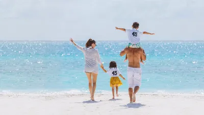 Счастливая семья купается в море :: Стоковая фотография :: Pixel-Shot Studio