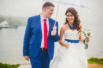 Жених в синем костюме и невеста в белом платье (68 ФОТО)