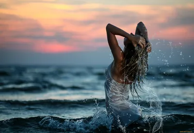 Счастливая девушка на берегу моря Stock Photo | Adobe Stock