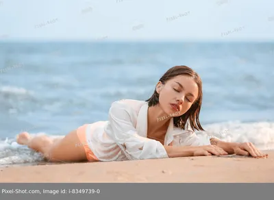 Красивая молодая женщина, загорая на берегу моря :: Стоковая фотография ::  Pixel-Shot Studio