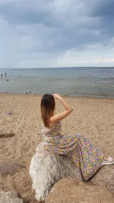 Картинка девушка на берегу моря выпускает птицу Фэнтези Девушки